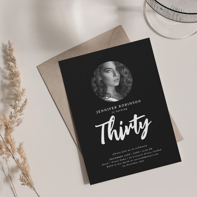 Minimal skriptfotosvart i 30års födelsedag inbjudningar (Minimal Script Photo 30th Birthday Black Invitation)