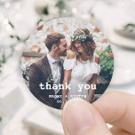 Minimal skrivmaskin - enkel fotoskrivare Bröllop T Runt Klistermärke<br><div class="desc">Lägg till en personlig för elegant till bröllop tack vare att du har kort och party favors för mottagning med anpassningsbar fotoprundklistermärken/kuvertförseglingar. Bild och alla formuleringar i den här mallen är enkla att anpassa. "Tack" kan ändras till kärlek och tack, välkommen, parets initialer, annan text, eller så kan den strykas...</div>