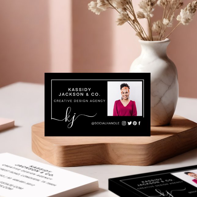 Minimal Snyggt Skript Monogram Ram Photo Black Visitkort (Minimal Stylish Script Monogram Frame Photo Black Business Card Front)