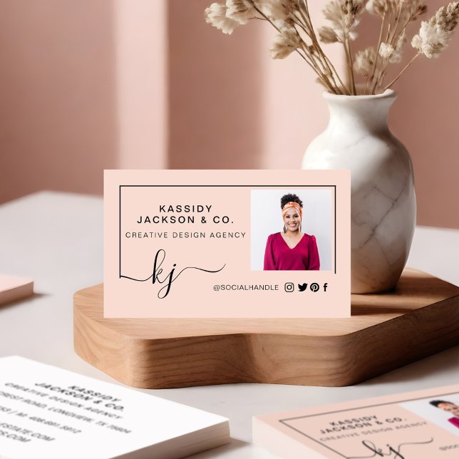 Minimal Snyggt Skriptmonogram Ram Photo Rosa Visitkort (Minimal Stylish Script Monogram Frame Photo Pink Business Card Front)
