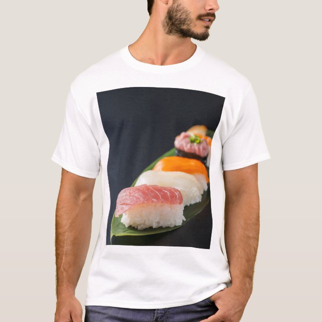 Minimal Sushi – Japanese tranquility and perfectio T Shirt (Framsida)