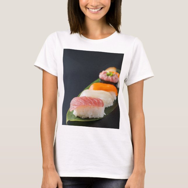 Minimal Sushi – Japanese tranquility and perfectio T Shirt (Framsida)