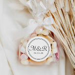 Minimal svart kalligrafi Monogram Bröllop-märke Runt Klistermärke<br><div class="desc">Det här anpassadet gynnar dekal eller kuvertförsegling och har en elegant som fortfarande är modern. Perfekt för alla säsonger. Om du vill göra avancerade ändringar väljer du Anpassa -> Redigera med Design verktyg.</div>