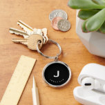 Minimal svart, klassiskt monogram-runda rund silverfärgad nyckelring<br><div class="desc">Minimal rundfärgad nyckelkedja med monogrammet har en svart bakgrund med vit typografi av initialer och namn för ett enkelt klassiskt professionell.</div>