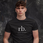 Minimal svart monogram klassisk Elegant T Shirt<br><div class="desc">Ett minimalistiskt monogram med stor typografi initialer i ett klassiskt teckensnitt med ditt namn nedan på en enkel svart bakgrund. Den perfekta anpassningsbarna eller tillbehöret!</div>
