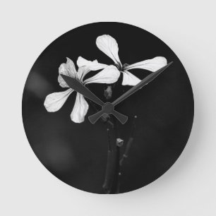 minimal svart och vit blom- rund klocka