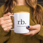 Minimal svart och vit monogram klassisk Elegant Kaffemugg<br><div class="desc">Ett minimalistiskt monogram med stor typografi initialer i ett klassiskt teckensnitt med ditt namn nedan. Den perfekta anpassningsbarna eller tillbehöret!</div>