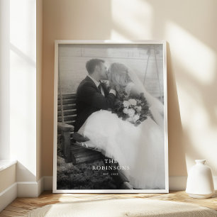 Minimal Svart & Vitt Bröllopsfoto & Familjenamn Poster