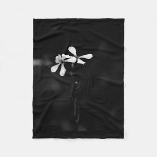 minimal svartvit blommigt fleecefilt