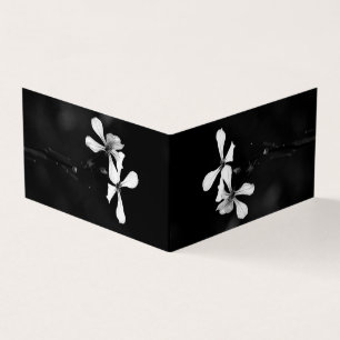 minimal svartvit blommigt kort