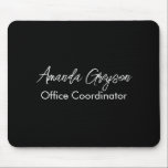 Minimal svartvitt Lägg till ditt namn Monogram Musmatta<br><div class="desc">En enkel modern svartvit namn monogram och ockupationsdesign i fullt.</div>