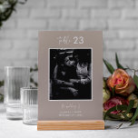 Minimal taupe-kalligrafiskript Foto Bröllop Bordsnummer<br><div class="desc">Minimal Neutralt Taupe Calligraphy Script Bröllop Bordsnummer-kort,  anpassa den här produkten efter vilket bordsnummer som helst och din valfria bild plus datum för namn och bröllop. Finns även som designalternativ utan bild och i svartvitt eller sidled grönt - se i min butik.</div>