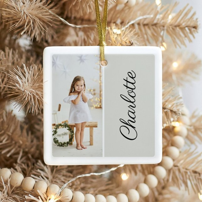 Minimal två foto-anpassade Namn Light Grått Julgransprydnad Keramik (Minimal Modern Simple Script Kids Photo Keepsake Ceramic Ornament)