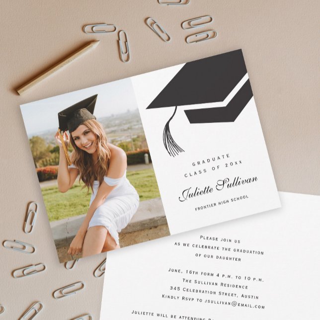 Minimal Typ Svart och Vit Keps Foto Examen  Inbjudningar (Elegant Black and White Cap Photo Graduation Invitations.)