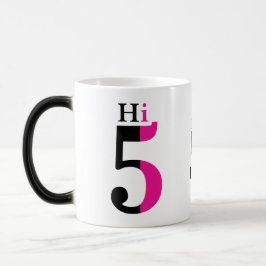 Minimal typografi med hög rosa magisk mugg