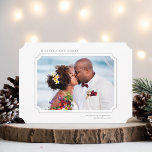 Minimal utpräglad och merry Newlyweds Photo Ligcap Julkort<br><div class="desc">Enkel jul | Fotokortet i Helgdag har ett foto i biljett-form ram med en vinter-grön mönster på baksidan. Om du vill ha en mer avancerad anpassning av den här designen klickar du på BLUE DESIGN VERKTYG.</div>
