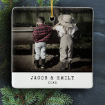 Minimal Vintage ett foto-Personlig jul Julgransprydnad Keramik<br><div class="desc">Fånga säsongens anda med vår "Minimal Vintage ett foto"-Personlig julkeramisk prydnad. Den här prydnadsformen kombinerar klassiskt charm med en personlig, som innehåller ditt uppskattade familjefoto i en tidlös skrivmaskin-stil ram. Med enfotodesignen får du ett utmärkt komplement till din helgdag-dekoration. Det är inte bara en prydnad, det är en keepé som...</div>