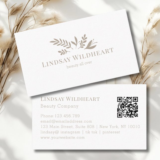Minimal vit botanisk skönhet QR-kod Visitkort (Minimal Floral White Botanical Beauty QR Code Business Card)