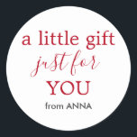 Minimal vit röd text för gift runt klistermärke<br><div class="desc">Minimal mall för vita anpassaden med röd text. Perfekt för en gåva.</div>