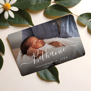 Minimal, vit skript Baby Namn överlägg med Baby-fo Magnet