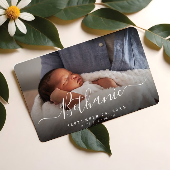 Minimal, vit skript Baby Namn överlägg med Baby-fo Magnet (Minimal White Script Baby Name Overlay Baby Photo Magnet)