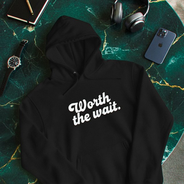 Minimal “Worth The Wait” Hoodie – Clean Aesthetic (Skapare uppladdad)