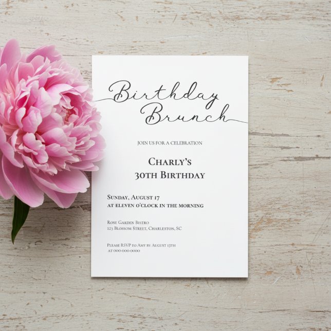 Minimalist 30th Birthday Brunch Inbjudningar (Birthday brunch invitation with blush pink peony on rustic wood background.)