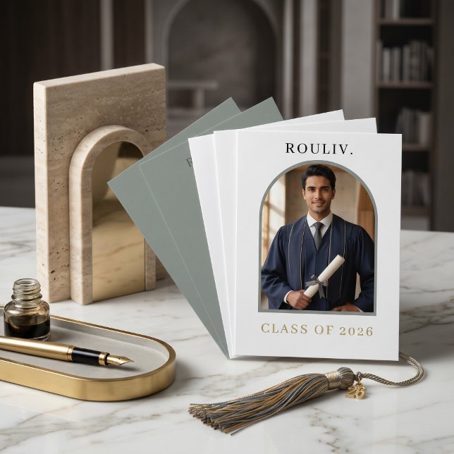 Minimalist Arch Photo Graduation | Stone Grey Inbjudningar (Minimalist Architectural Arch Graduation Invitation | Photo Class of 2026 | ROULIV Stone Grey & Gold)