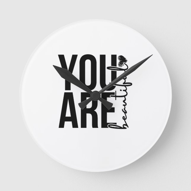 Minimalist “Beautiful” Typography Design – Black a Rund Klocka (Framsida)