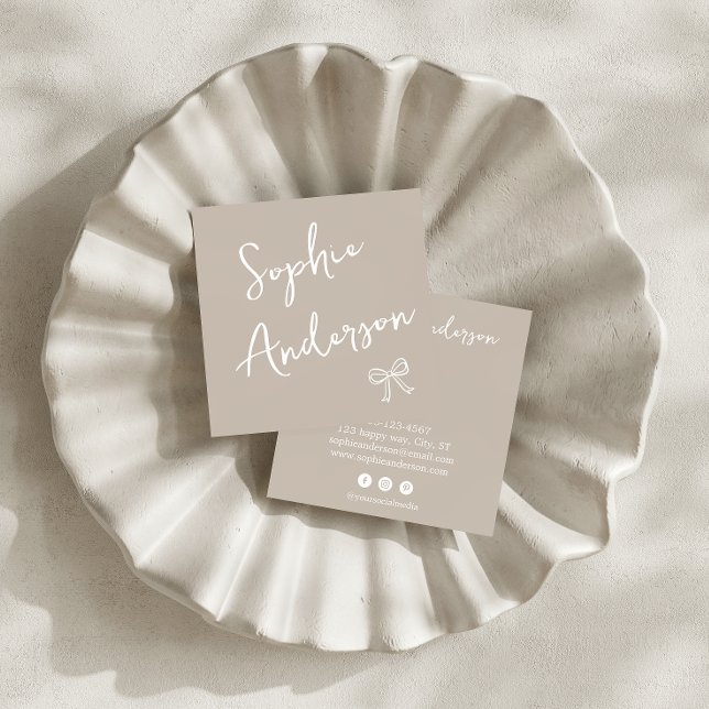 Minimalist Beige with Elegant Script & Bow      Fyrkantigt Visitkort (Skapare uppladdad)