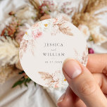 Minimalist Boho Fall Blommigt Bröllop Runt Klistermärke<br><div class="desc">En minsta boho-klistermärken med vattenfärgade vita peonier,  mjuk persikofärgad ro och pampas gräs blommigt bouquet på en färg-bakgrund av elfenbensgrädde.</div>