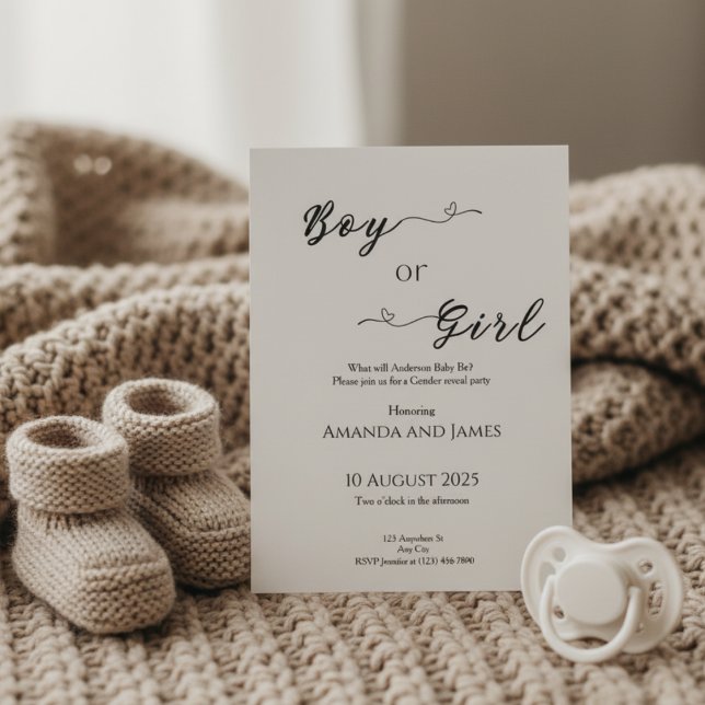 Minimalist Boy or Girl Gender Reveal Inbjudningar (Gender reveal invitation on beige knit blanket with baby booties and pacifier in warm light)