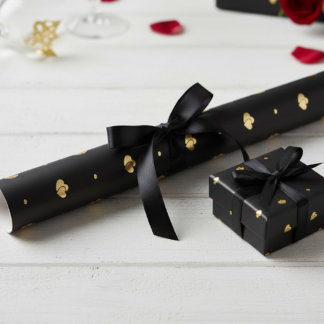 Minimalist Luxury Interlocking Gold Hearts on Blac Presentpapper
