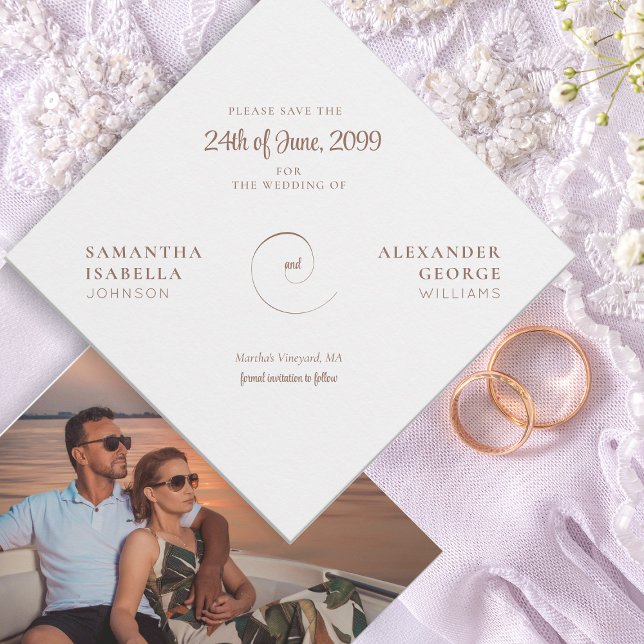 Minimalist Mocha Mousse Timless Ampersand Bröllop Spara Datumet (Minimalist Mocha Mousse Timeless Ampersand Wedding Unique Elegant Angled Save The Date)