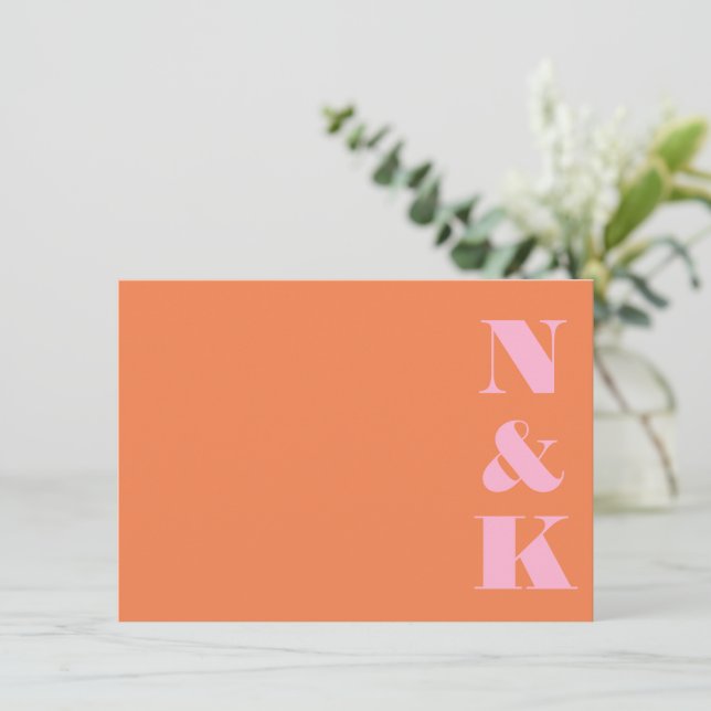 Minimalist Modern Monogram Pink and Orange Wedding Anteckningskort (Stående Fram)