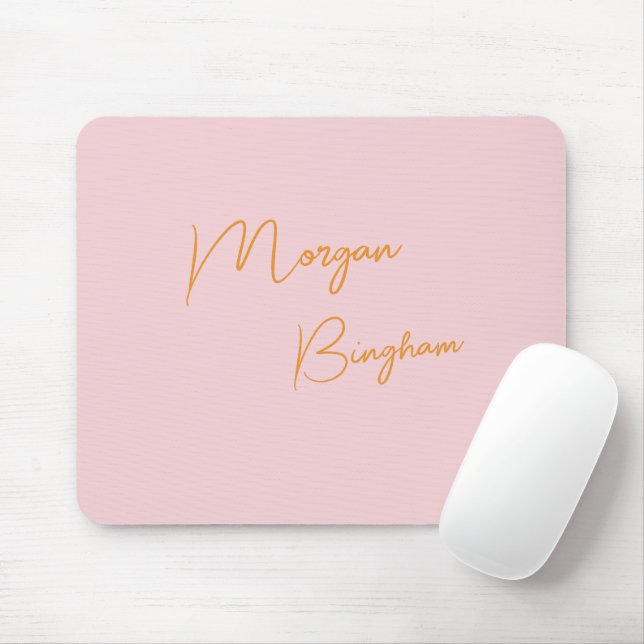 Minimalist monogram script pink musmatta (Med mus)