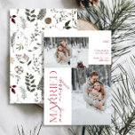 Minimalist Mr och Mrs Red Married & Merry Photo Julkort<br><div class="desc">Vi presenterar vårt fantastiska nya, minimalistiska Mr. och Mrs Red Married & Merry Photo Helgdag Card: en modern design med elegant typografi och tre omhuldade bröllop-foton, i färdigt rött och vitt. Den minimalistiska framsidan kompletteras av en varm, fyllig vattenfärg botaniskt mönster på baksidan, som visar grönenergi, eukalyptus, gräs-koner och bär....</div>