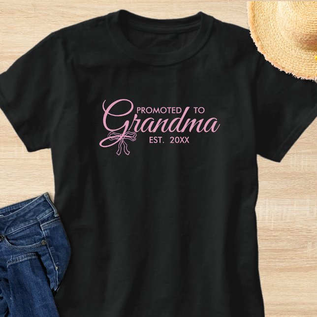 Minimalist Pink Promoted To Grandma Est Year T Shirt (Skapare uppladdad)