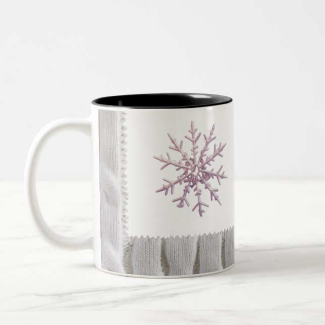 Minimalist Pink Snowflake White Cable Knit  Två-Tonad Mugg (Vänster)