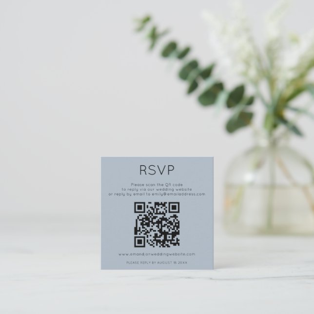 Minimalist QR Code Dusty Blue Wedding RSVP Tilläggskort (Stående Fram)