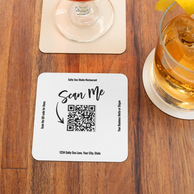Minimalist QR Code Scan Me Business Design Underlägg Papper Kvadrat (Minimalist black and white QR code paper coaster on wood table.)