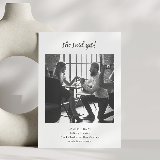Minimalist She Said Yes Photo Fun Wedding Couple Spara Datumet (Skapare uppladdad)