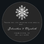 Minimalist Snowflake Wedding | Black Favor Runt Klistermärke<br><div class="desc">Add a thoughtful finishing touch to your favors with this Black Minimalist Snowflake Wedding Thank You Favor Sticker. Designed with a clean, minimalist layout, this elegant sticker features a delicate snowflake motif, the bride and groom’s names, and a simple thank you message in a mix of modern typography and elegant...</div>