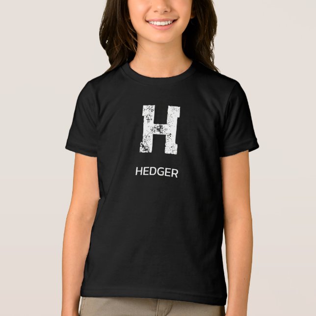 MINIMALIST WHITE ONE LETTER MONOGRAM NAME BLACK T SHIRT (Framsida)