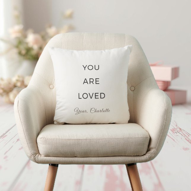 Minimalist You Are Loved Neutral Throw Pillow Kudde (Skapare uppladdad)
