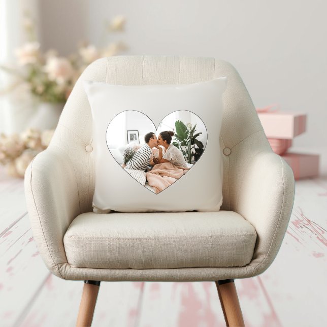 Minimalist You Are Loved Neutral Throw Pillow Kudde (Skapare uppladdad)