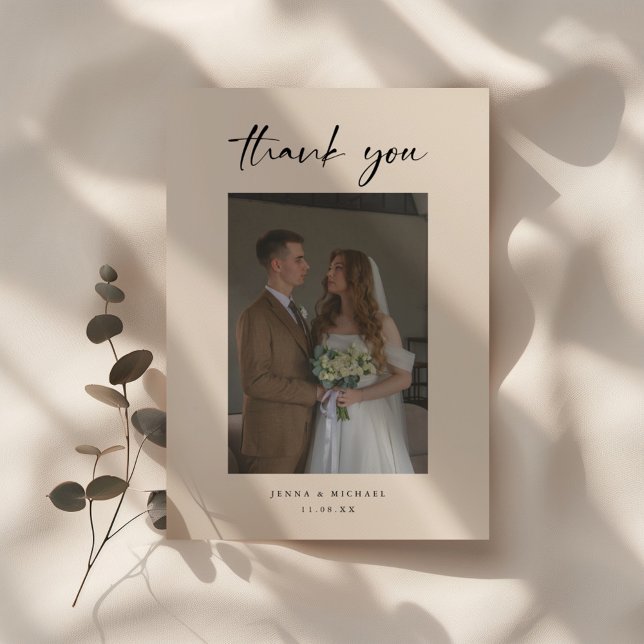 Minimalistic Modern Beige Script Wedding Photo Tack Kort (Skapare uppladdad)