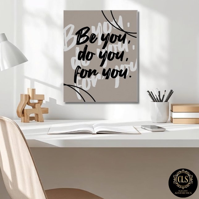 Minimalistisk affisch med citat - Taupe (office desk with inspirational poster in taupe on the wall)