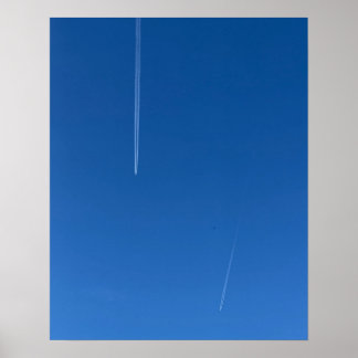 Minimalistisk affisch med kondensspår på djupblå h
