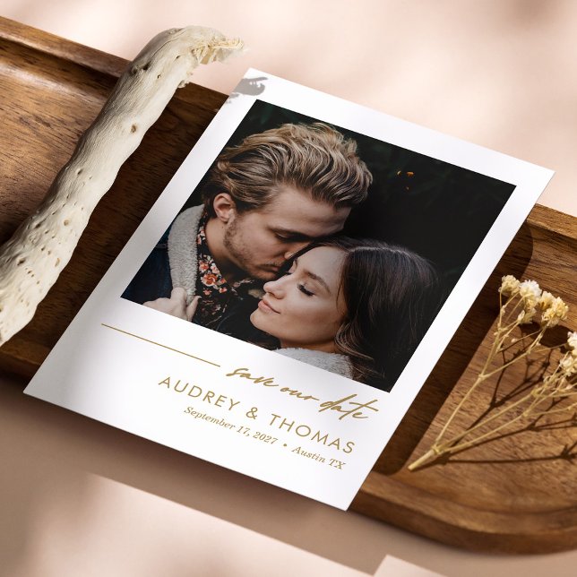 Minimalistisk anpassad foto guldskrift spara datumet (Minimalist Custom Photo Save the Date Card)